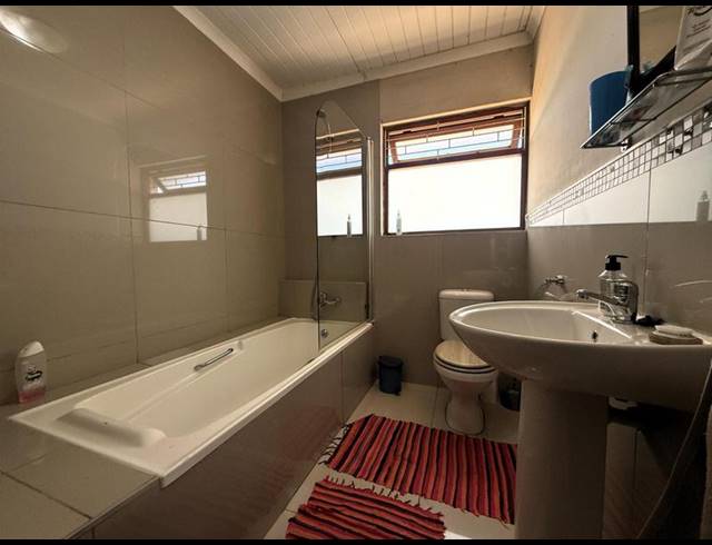 4 BEDROOM HOUSE FOR SALE IN BERGZICHT